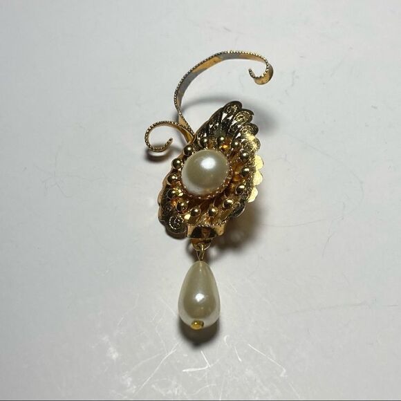 Brooch – Vintage 1950s Gold-Tone Filigree Flower with Faux Pearl - Picture 2 of 4